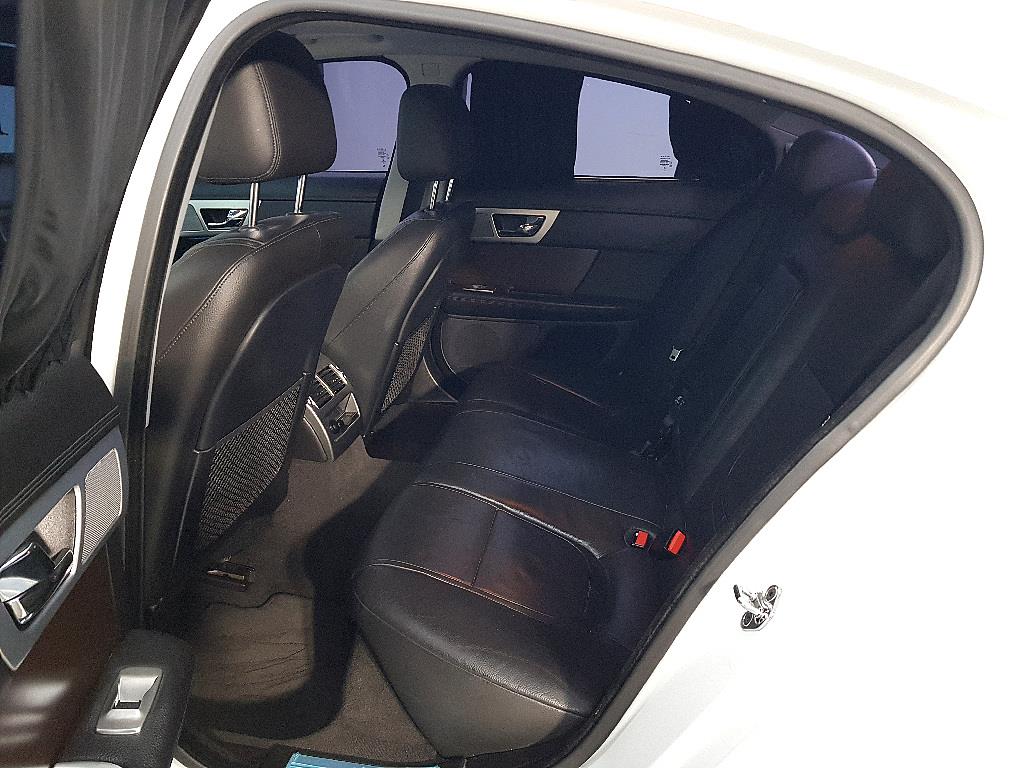 Jaguar XF - Vista 9