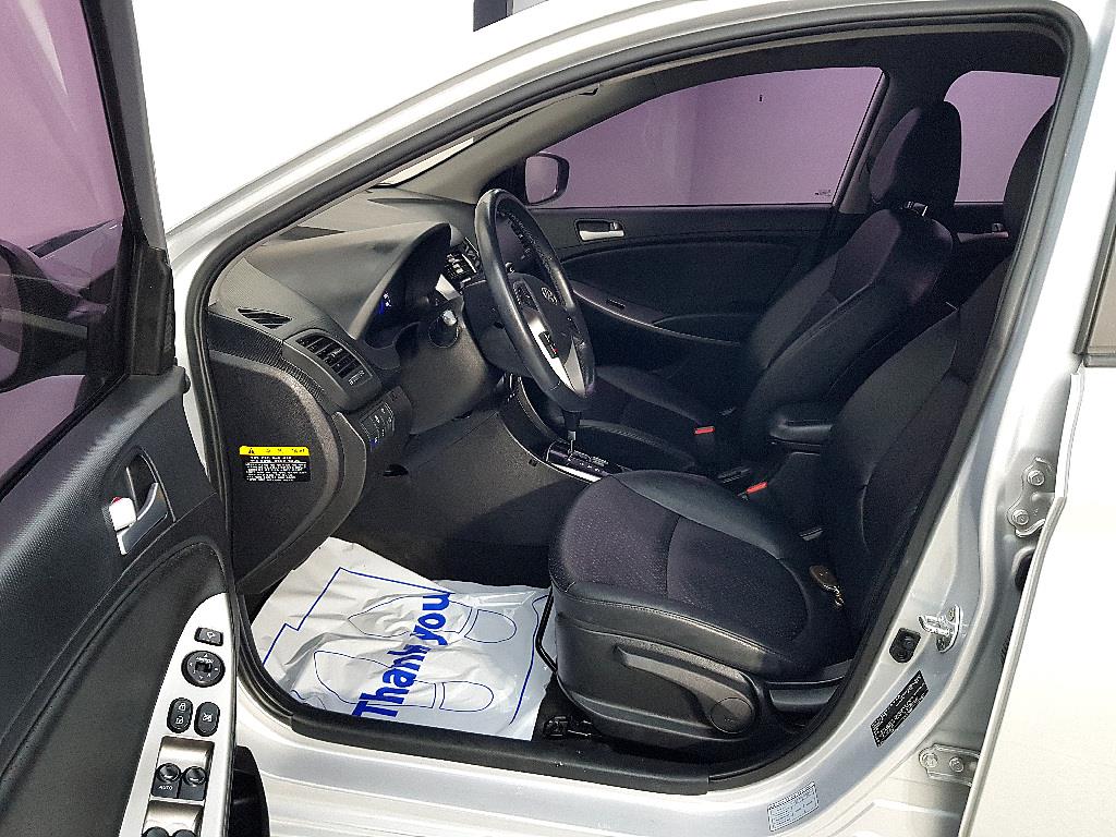 HYUNDAI Accent - Vista 8