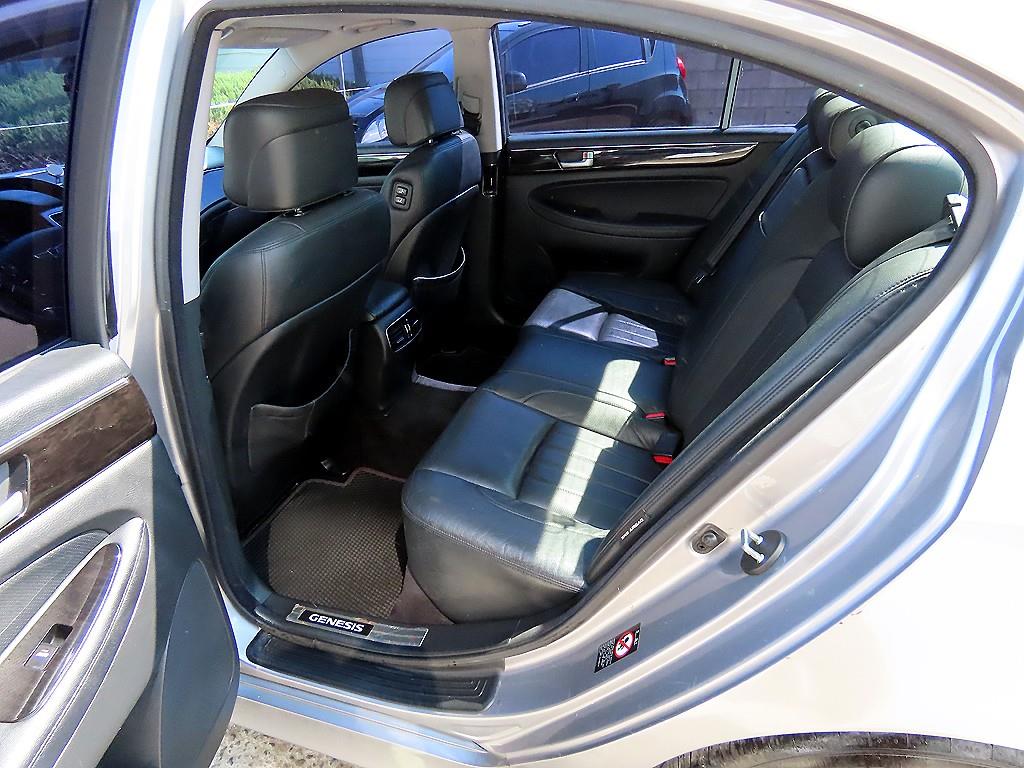 HYUNDAI Genesis - Vista 6