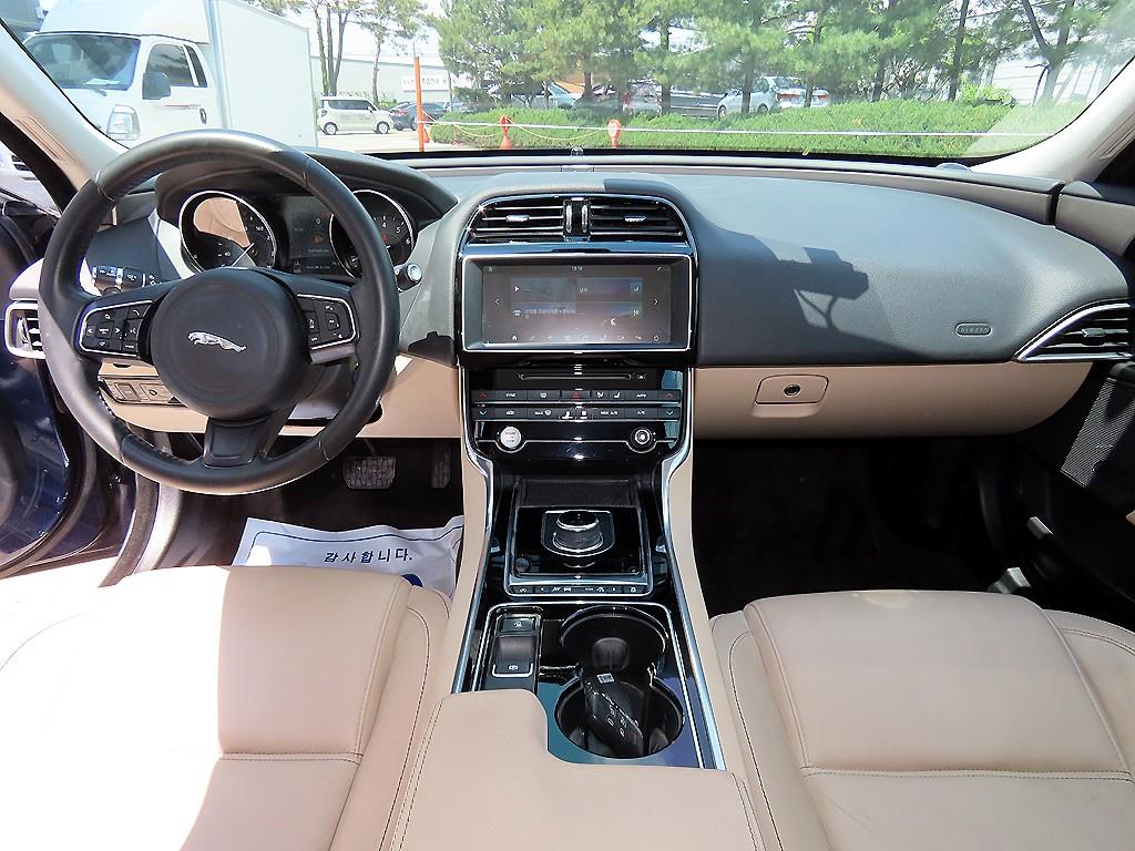 Jaguar XE - Vista 7