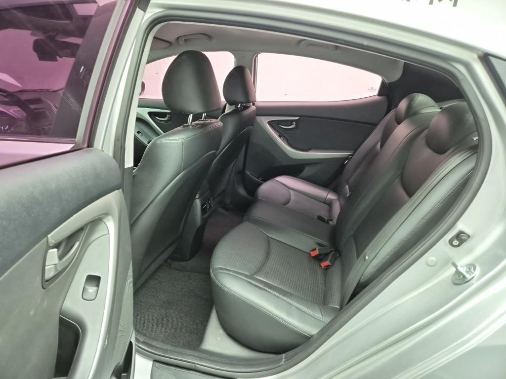 HYUNDAI Avante - Vista 12
