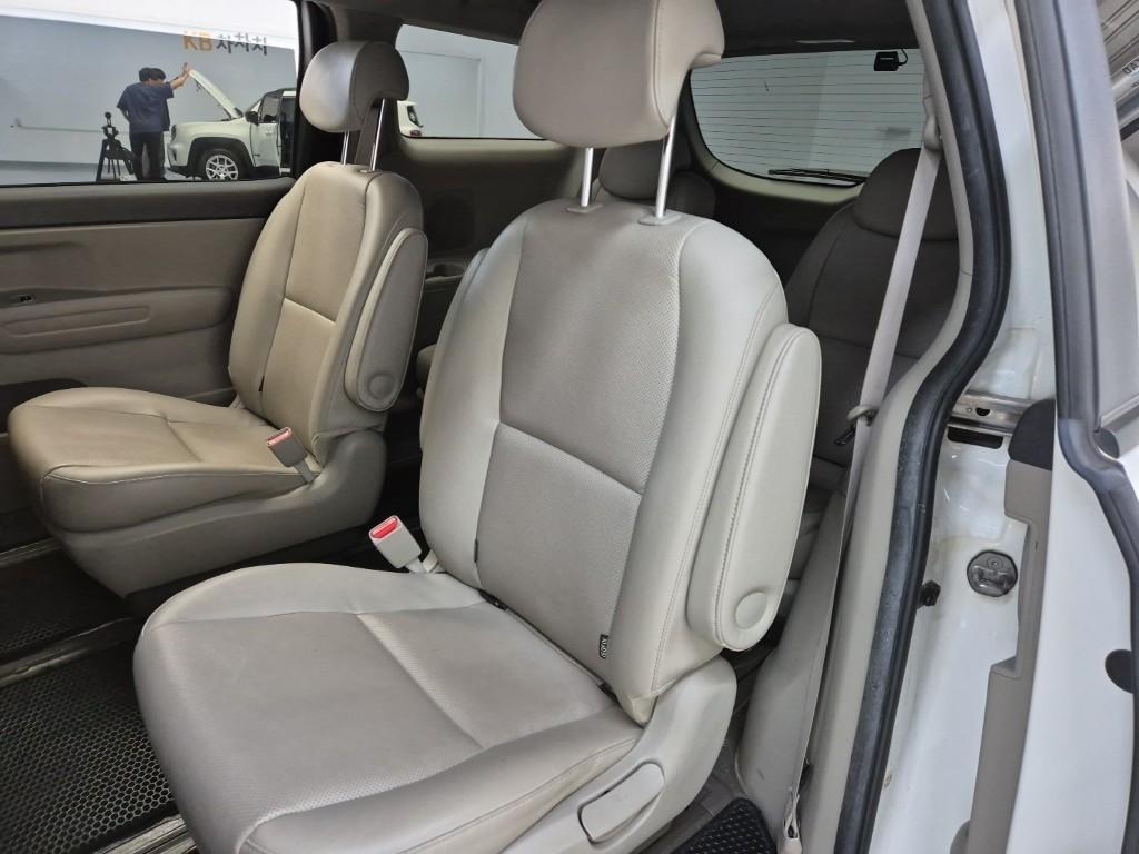 KIA Carnival - Vista 12