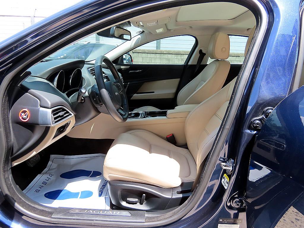 Jaguar XE - Vista 5