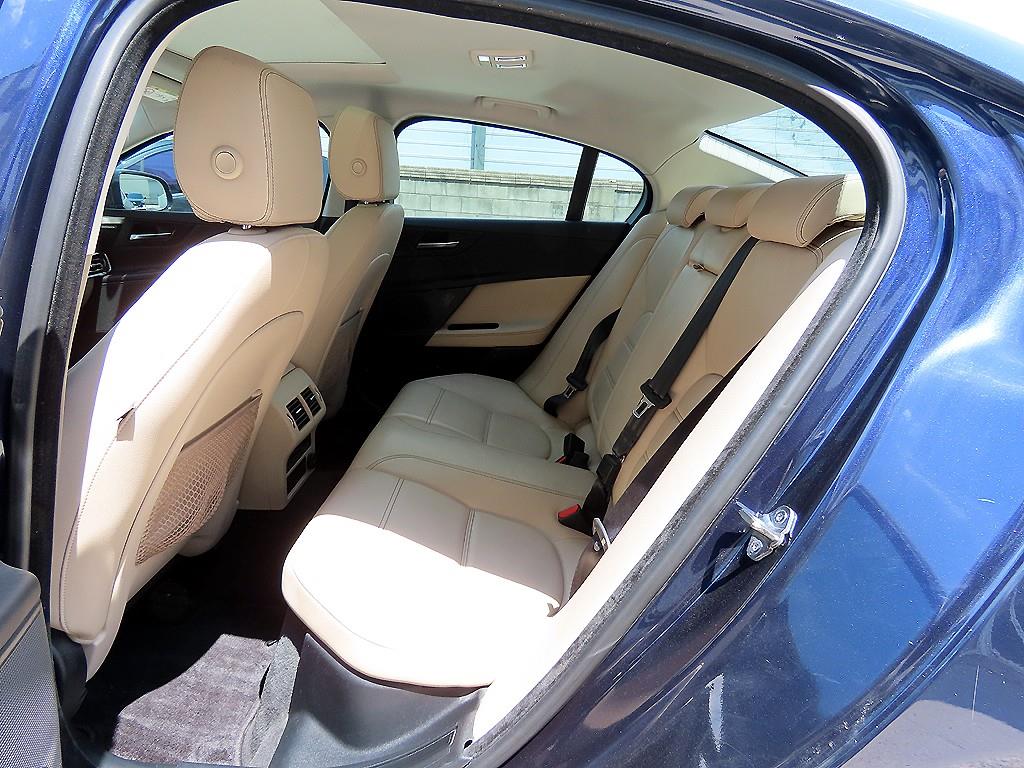 Jaguar XE - Vista 6