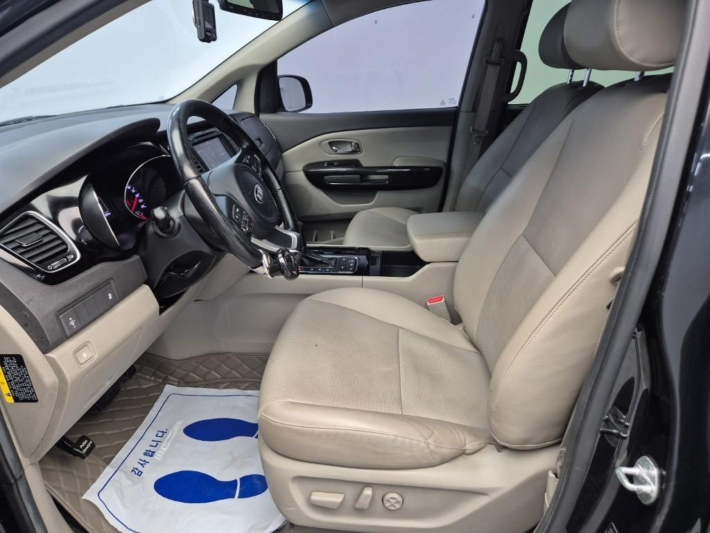 KIA Carnival - Vista 12