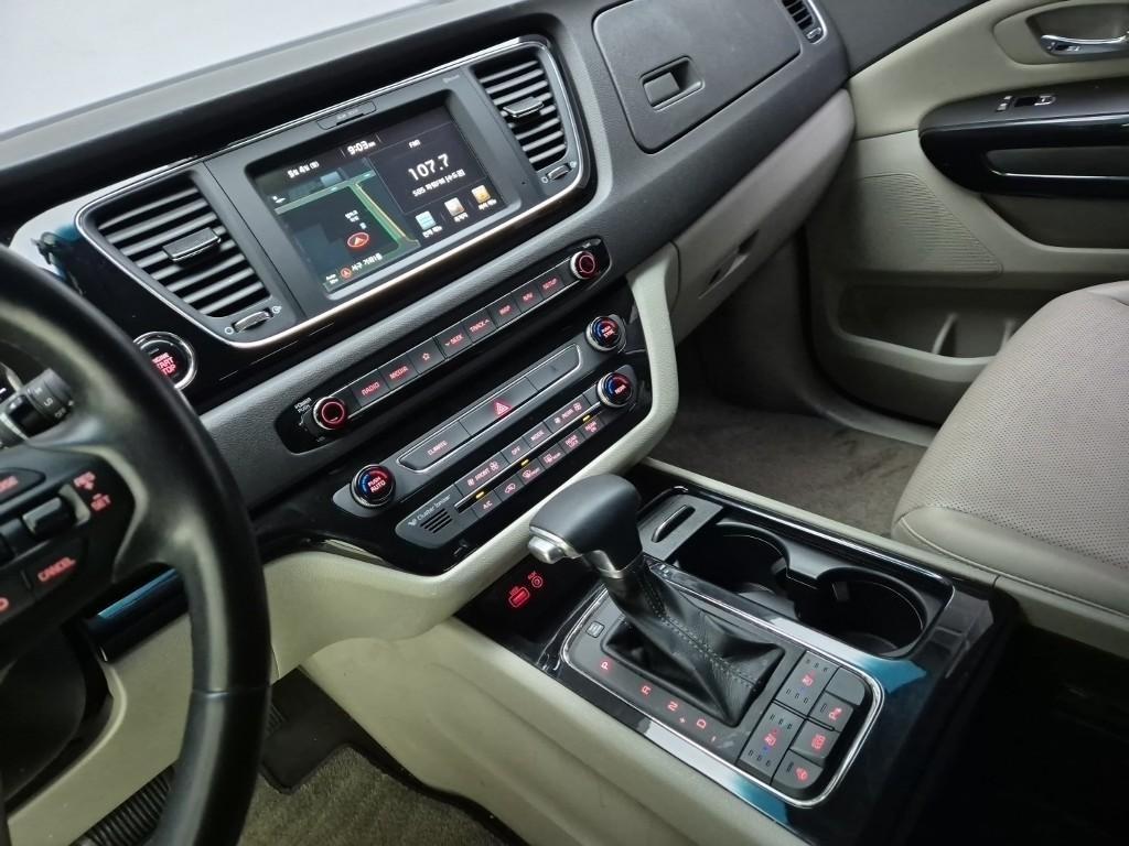 KIA Carnival - Vista 10