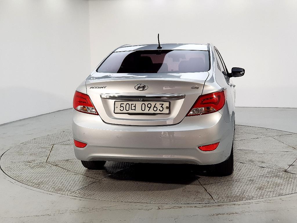 HYUNDAI Accent - Vista 3