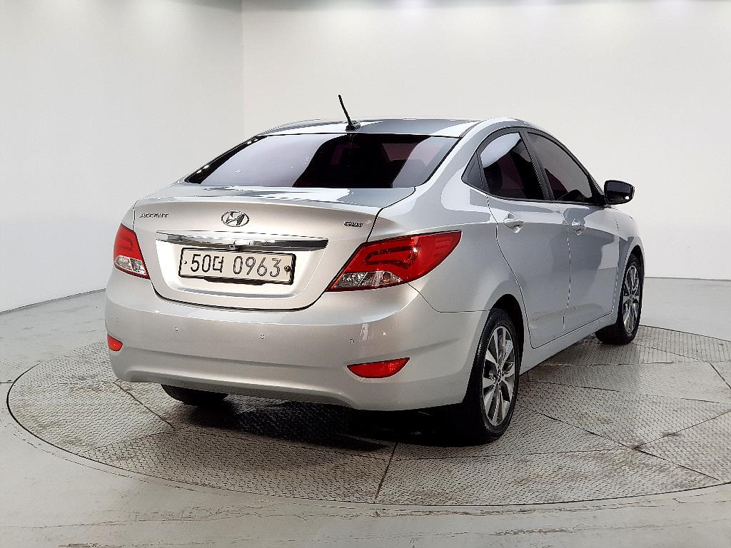 HYUNDAI Accent - Vista 4