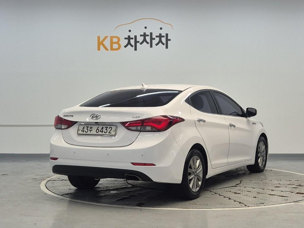 HYUNDAI Avante - Vista 3