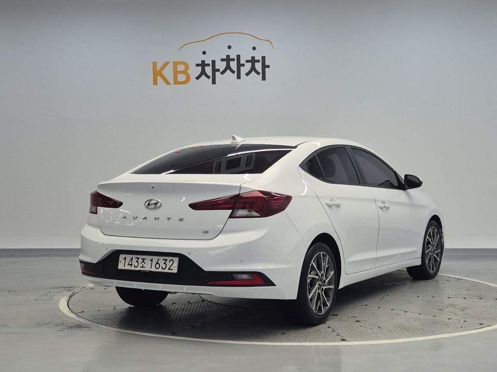 HYUNDAI Avante - Vista 3