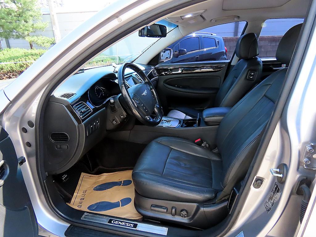 HYUNDAI Genesis - Vista 5
