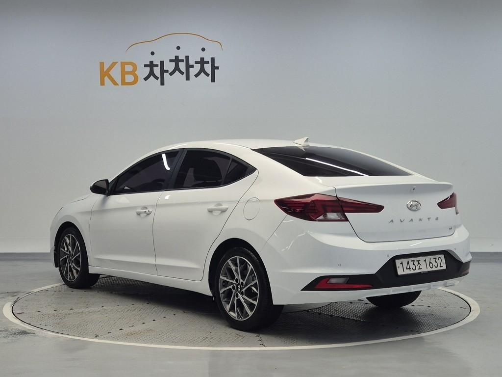 HYUNDAI Avante - Vista 2
