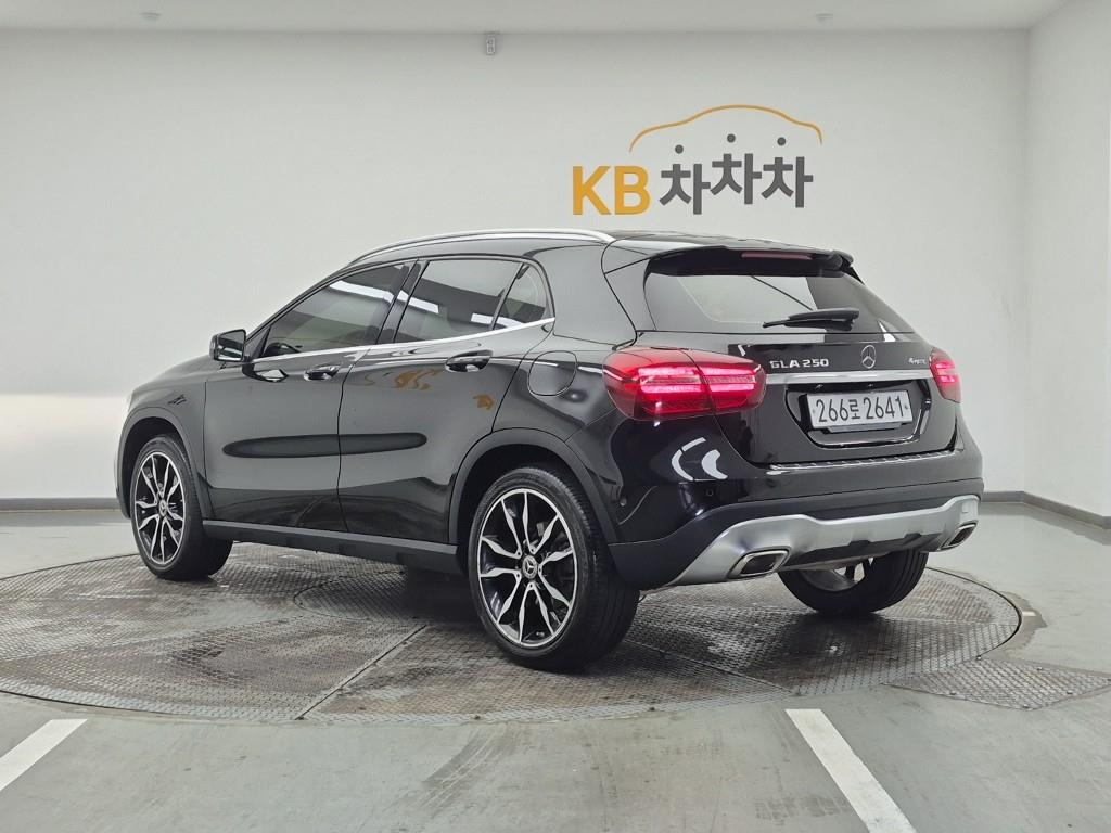 Mercedes Benz GLA Class - Vista 3