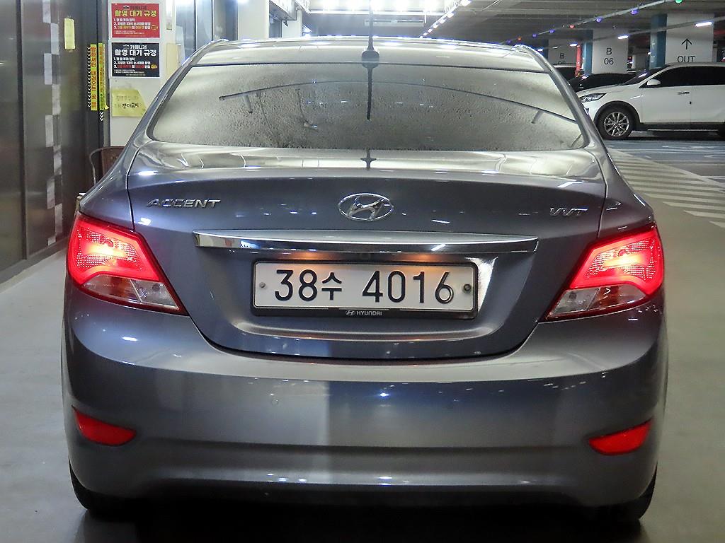 HYUNDAI Accent - Vista 5