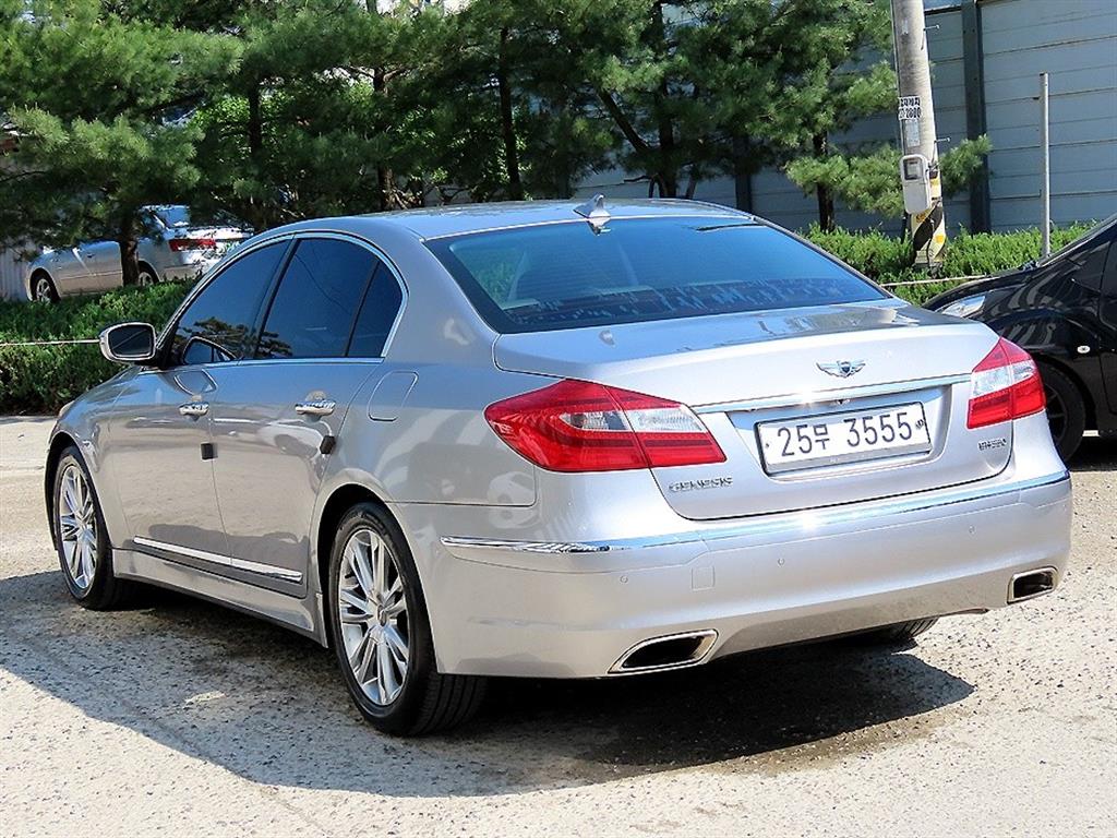 HYUNDAI Genesis - Vista 3