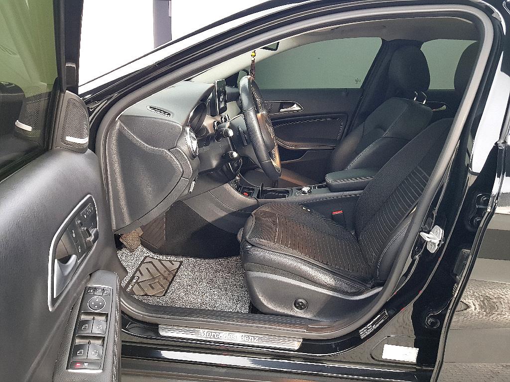 Mercedes Benz GLA Class - Vista 8