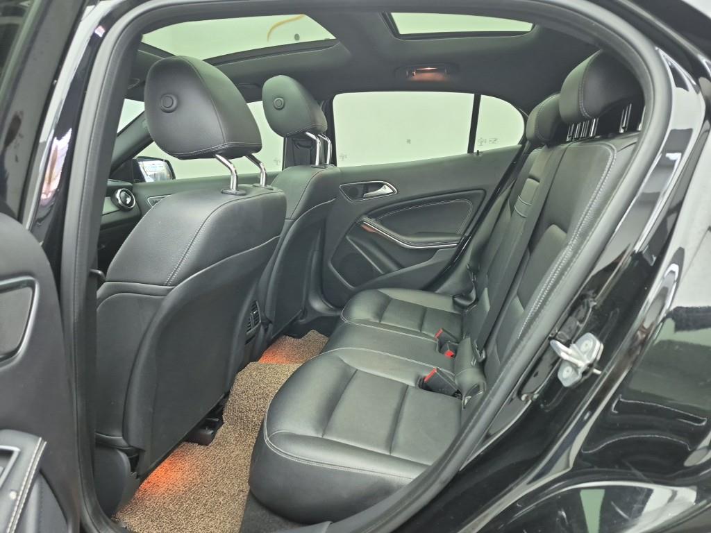 Mercedes Benz GLA Class - Vista 12