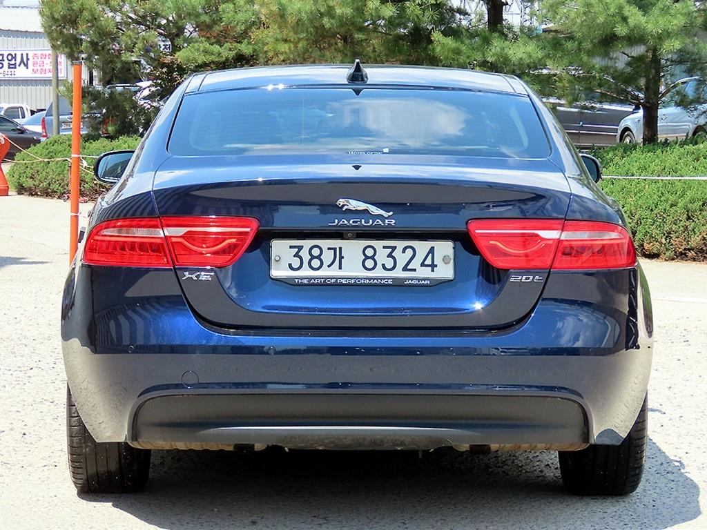 Jaguar XE - Vista 4