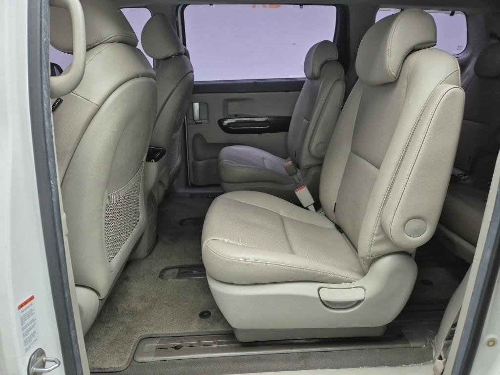 KIA Carnival - Vista 12