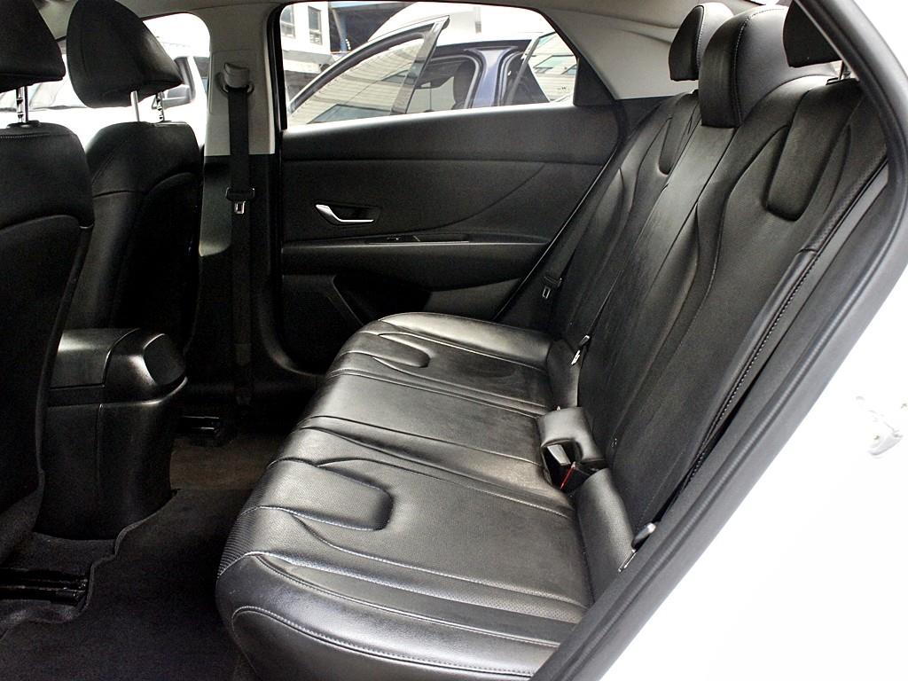 HYUNDAI Avante - Vista 10