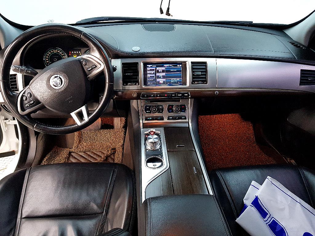 Jaguar XF - Vista 5