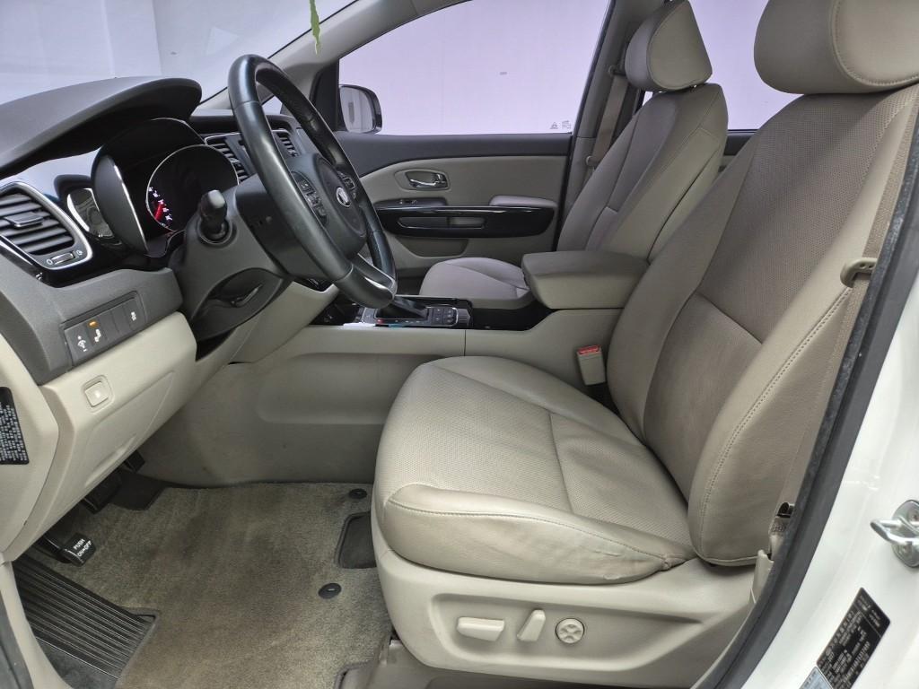 KIA Carnival - Vista 11