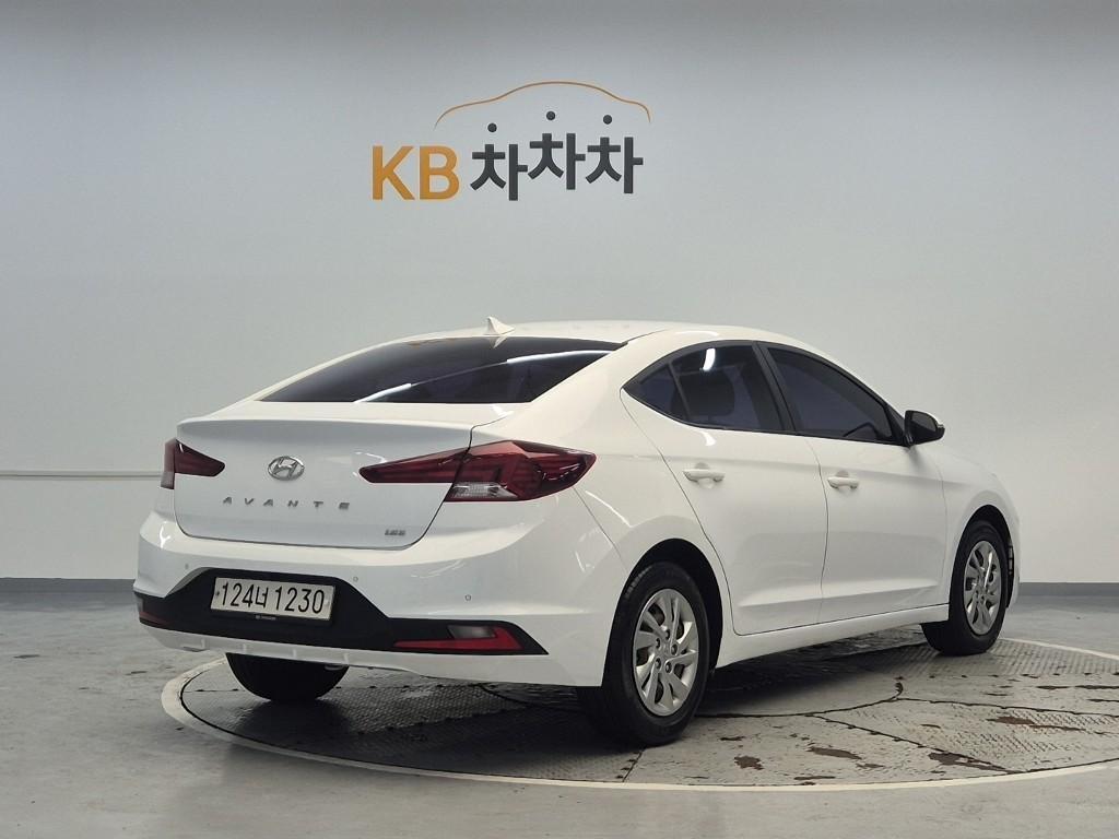 HYUNDAI Avante - Vista 3