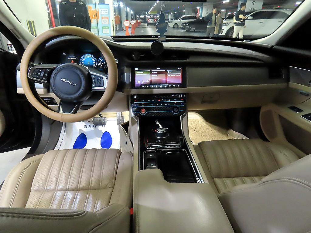 Jaguar XF - Vista 10