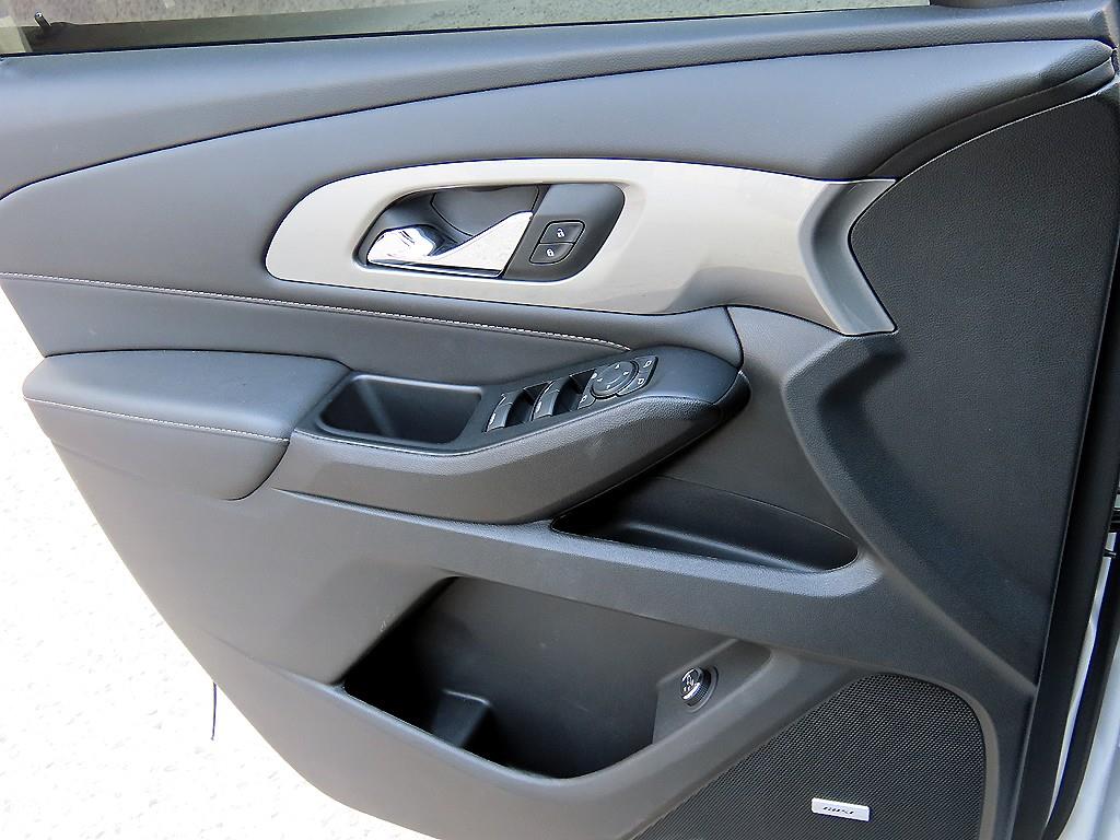 Chevrolet Travers - Vista 12