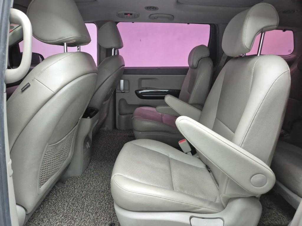 KIA Carnival - Vista 12