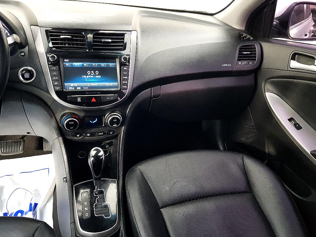 HYUNDAI Accent - Vista 10