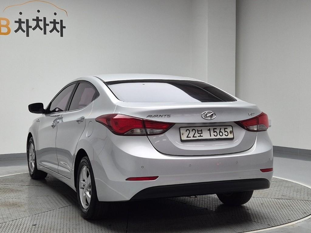 HYUNDAI Avante - Vista 2