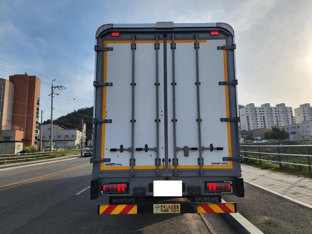 medium and large cargo truck - Vista 3
