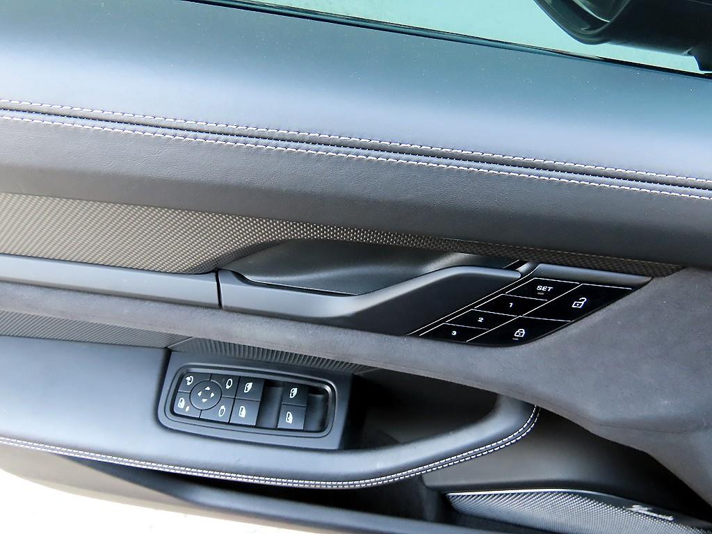 Porsche Taycan - Vista 12