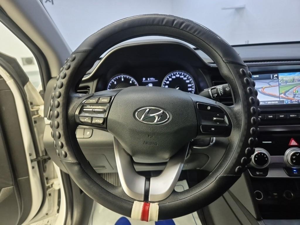 HYUNDAI Avante - Vista 9