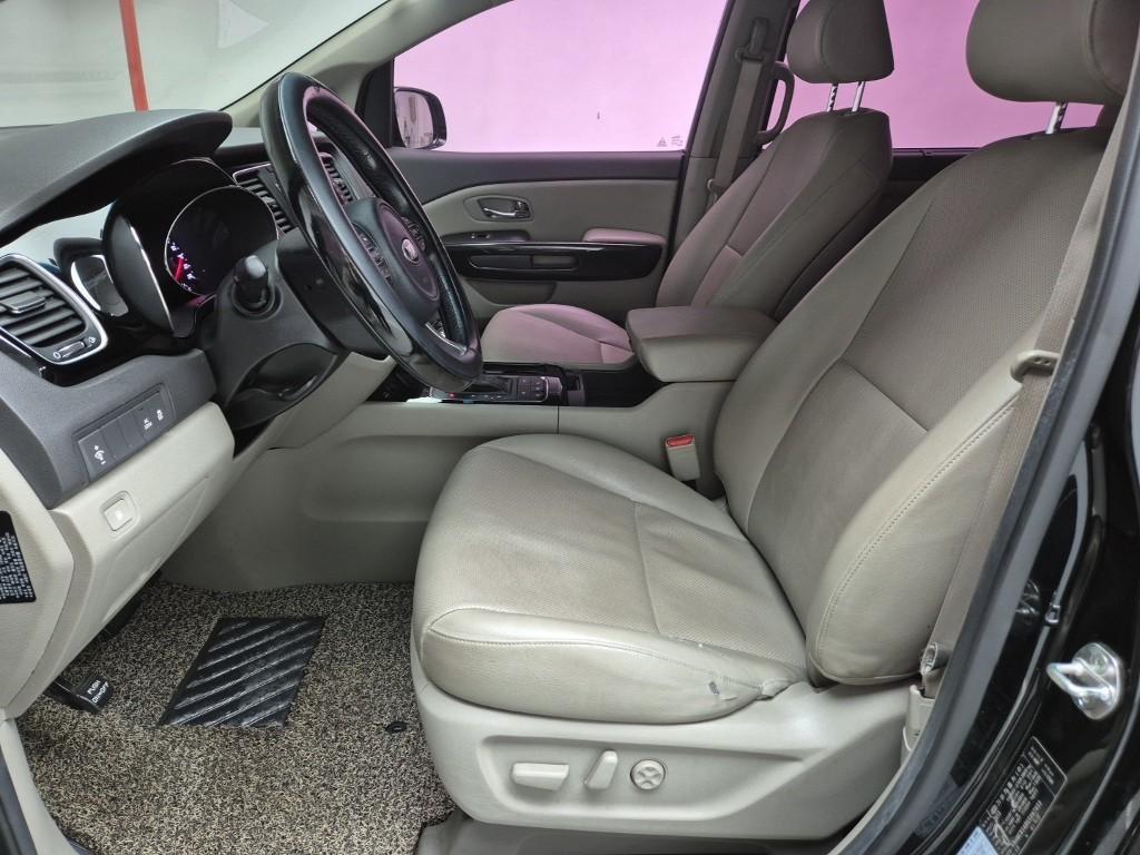 KIA Carnival - Vista 11