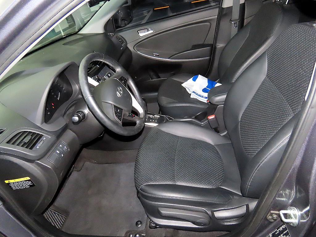 HYUNDAI Accent - Vista 6