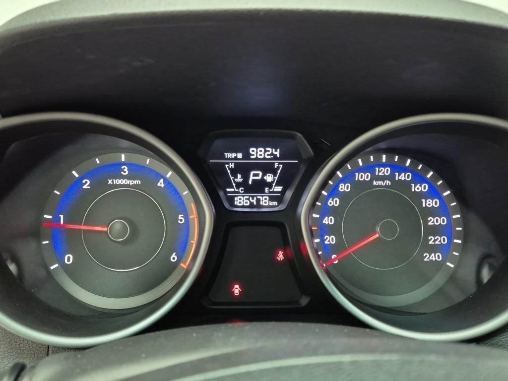 HYUNDAI Avante - Vista 6