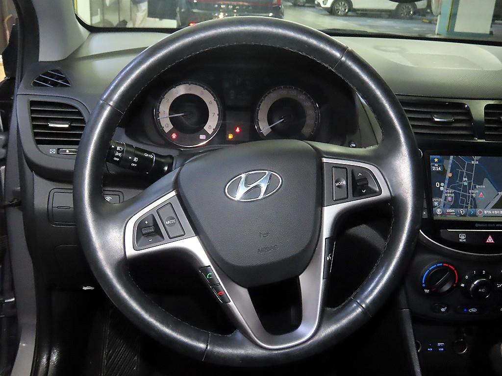 HYUNDAI Accent - Vista 8