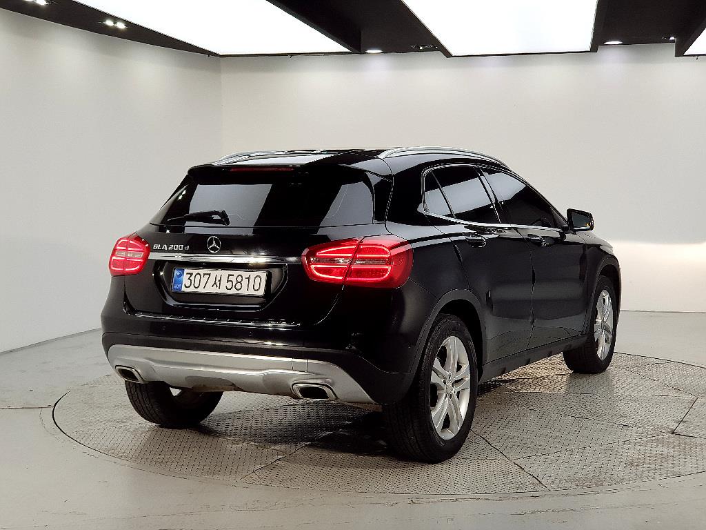 Mercedes Benz GLA Class - Vista 4