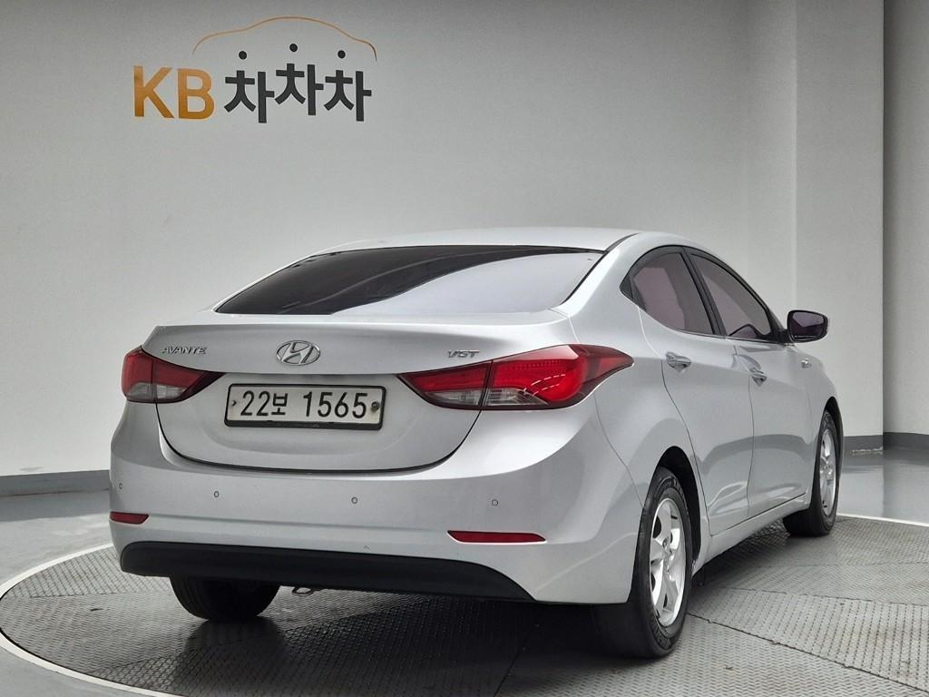 HYUNDAI Avante - Vista 3