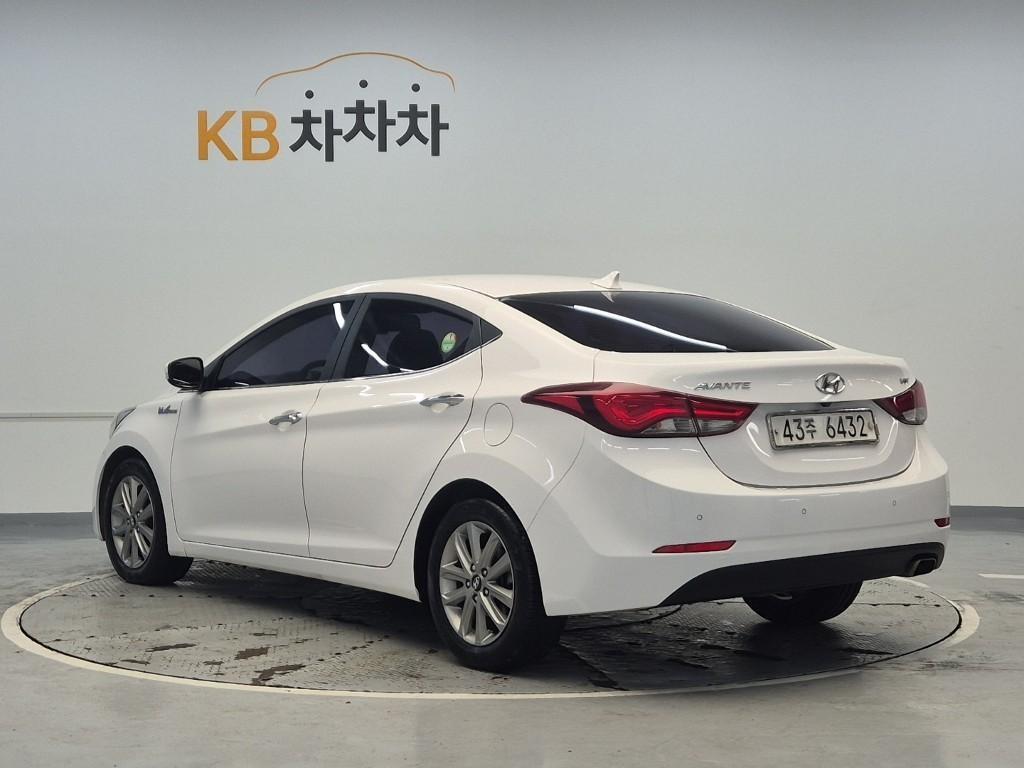 HYUNDAI Avante - Vista 2