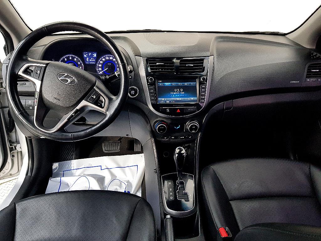 HYUNDAI Accent - Vista 5