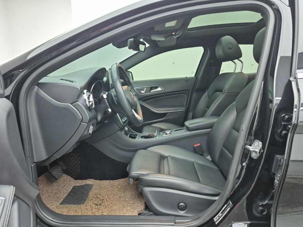 Mercedes Benz GLA Class - Vista 11