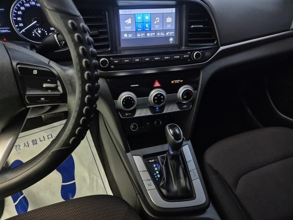 HYUNDAI Avante - Vista 10