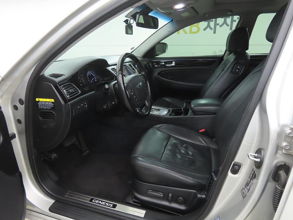 HYUNDAI Genesis - Vista 5