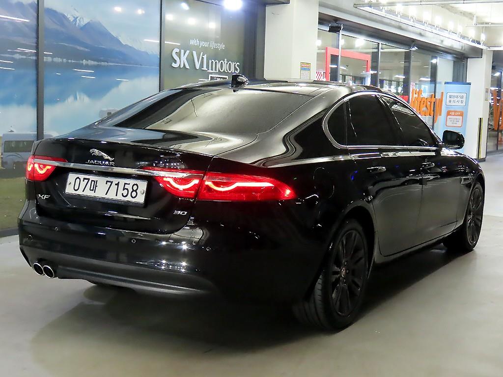 Jaguar XF - Vista 4