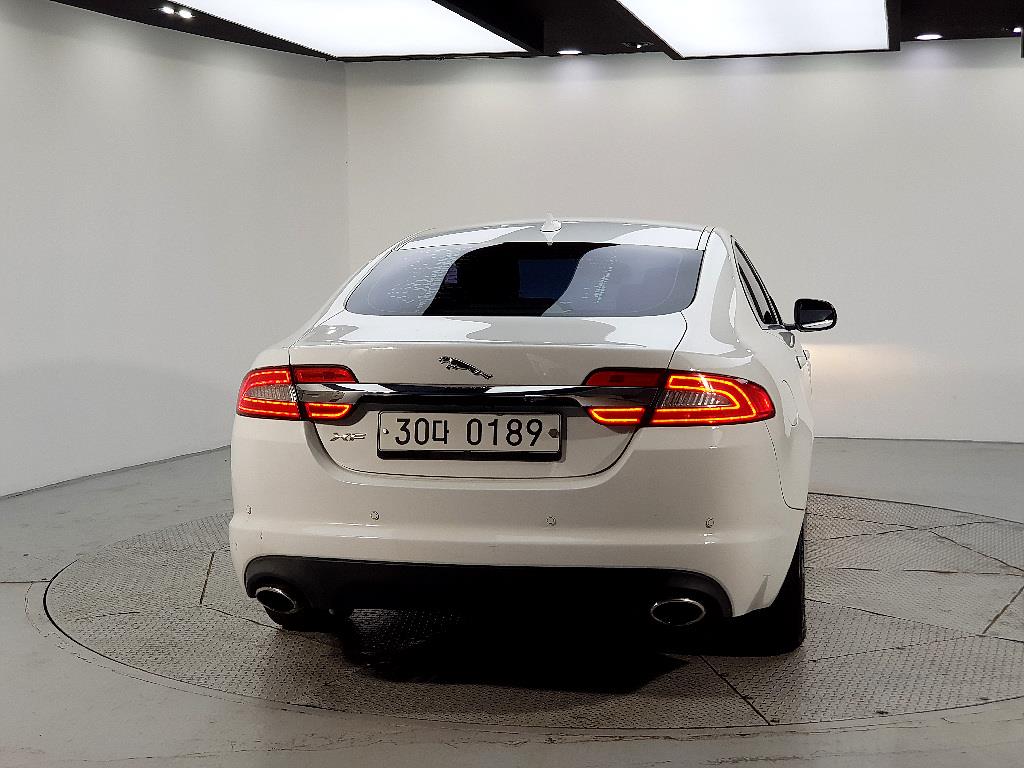 Jaguar XF - Vista 3