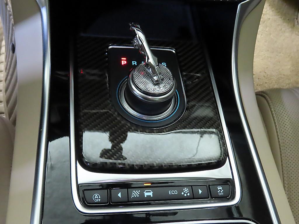 Jaguar XF - Vista 12