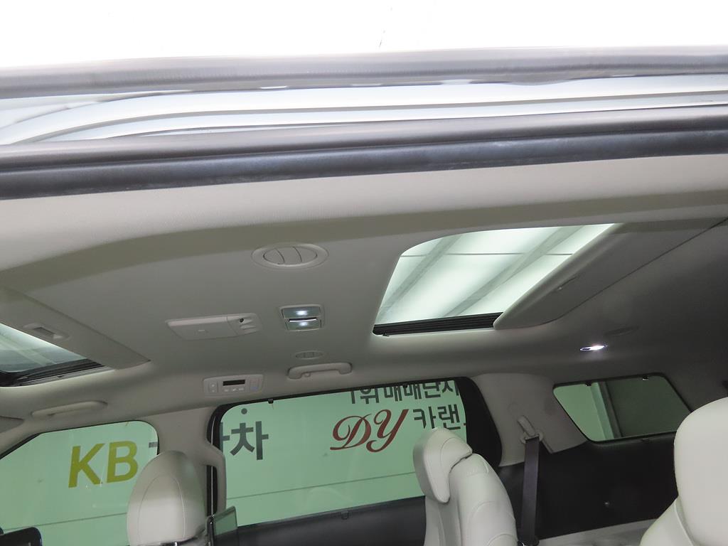 KIA Carnival - Vista 12